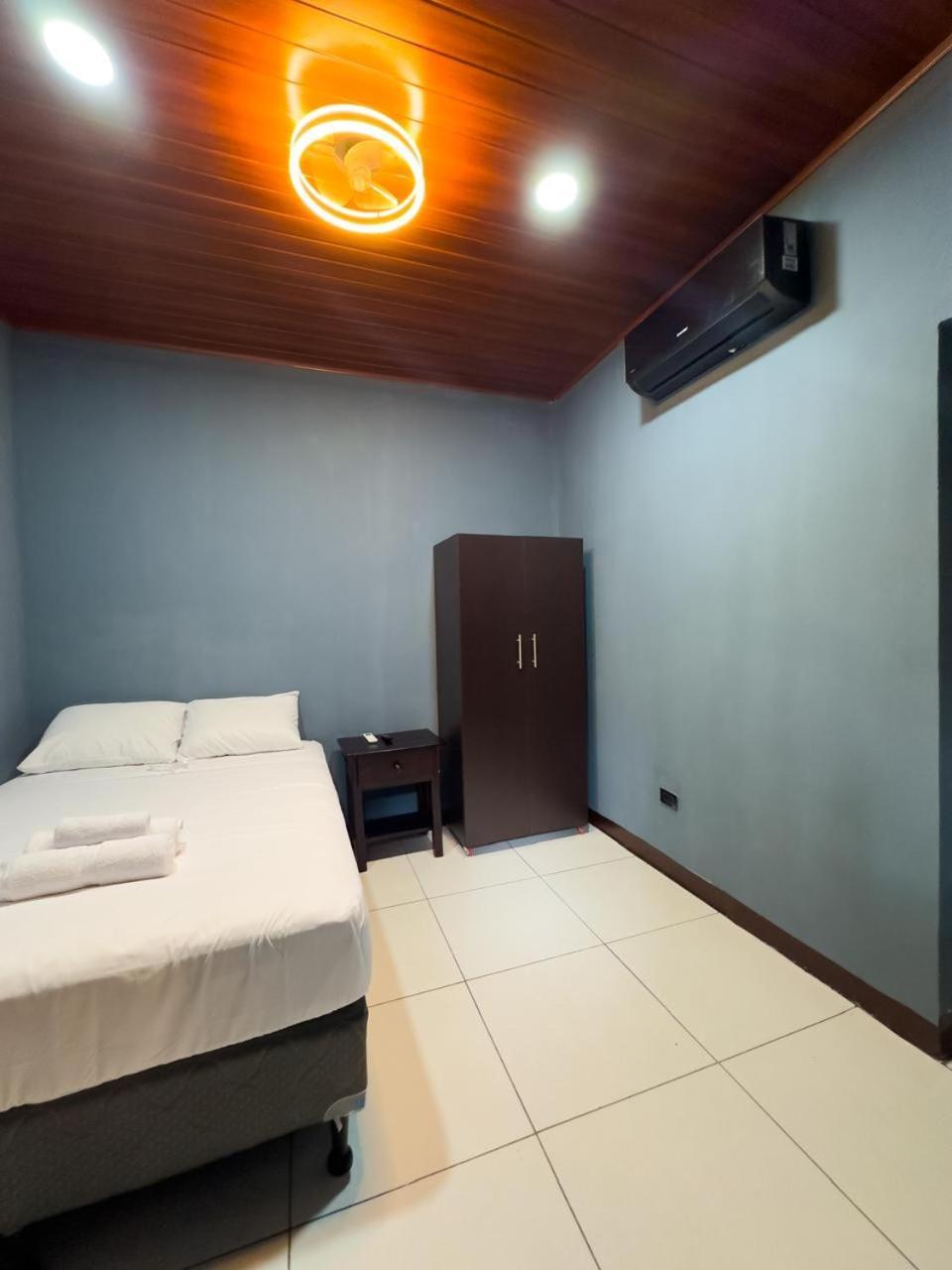 Madrono Hostel León エクステリア 写真