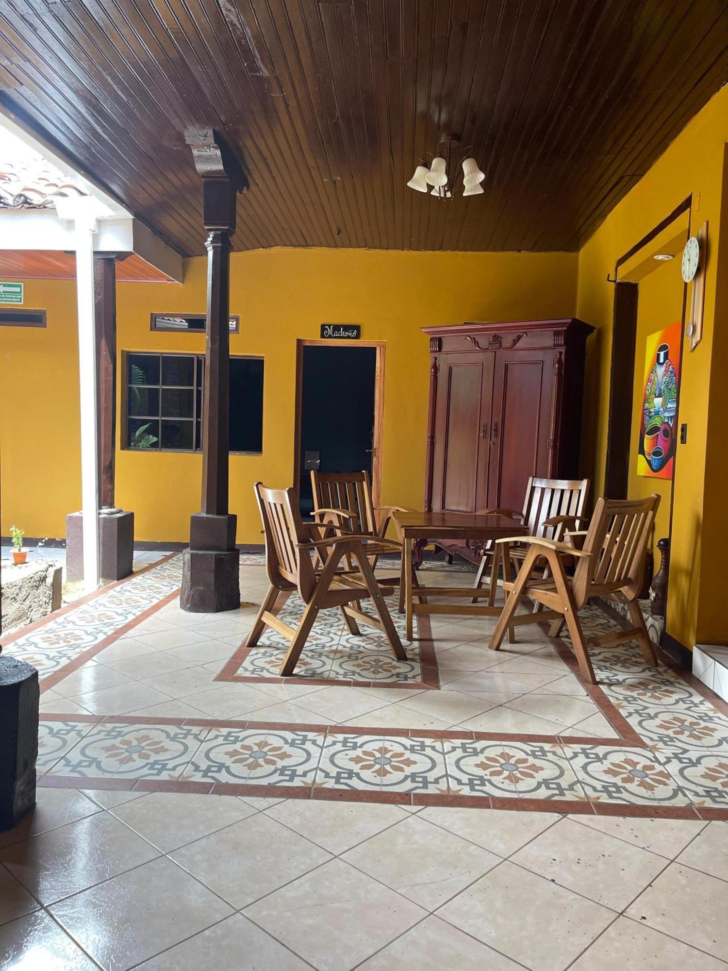 Madrono Hostel León エクステリア 写真
